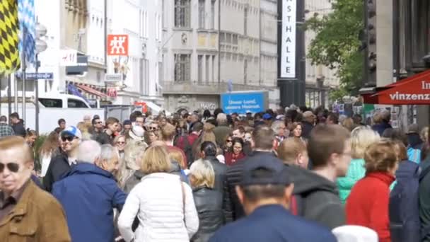 Tłum ludzi spacerujących wzdłuż ulicy Marienplatz w Monachium, Niemcy. Zwolnionym tempie — Wideo stockowe