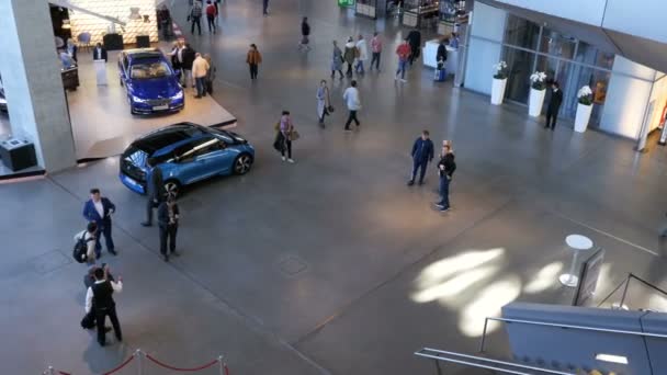 BMW Welt. Mnichov Německo. Celkový pohled na infrastruktury uvnitř výstava auto — Stock video