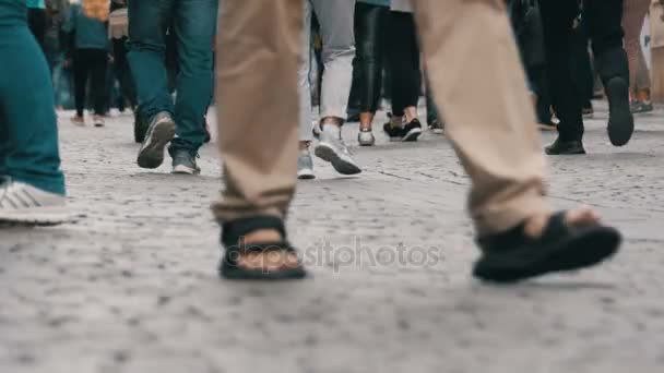 Benen van menigte mensen lopen op straat — Stockvideo