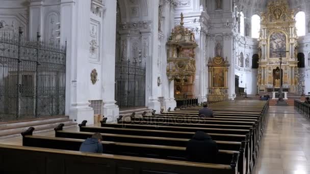Interior de la famosa iglesia de San Miguel en Munich, Alemania — Vídeos de Stock