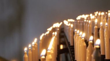 Hıristiyan Kilisesi birçok mumlar yaktı