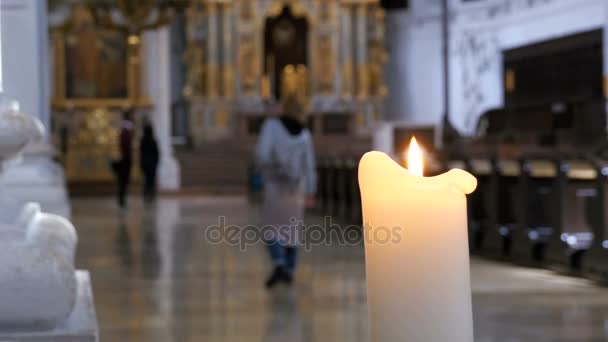 Svíčka hoří v kostele sv. Mnichov, Německo — Stock video