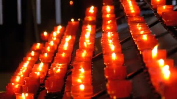 Muchas velas se encienden en la iglesia cristiana — Vídeo de stock
