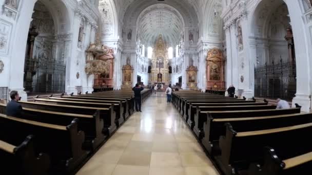 Wnętrze, słynnego kościoła St. Michaels w Monachium, Niemcy — Wideo stockowe