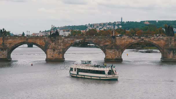 Tarih Nehri Vltava Prag Köprüsü ve su otobüs tekne yüzen Manzaralı — Stok video