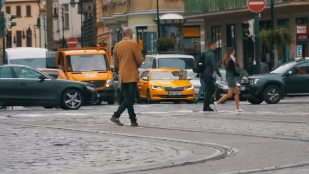 Κυκλοφορία των αυτοκινήτων στην παλιά πόλη της Πράγας, Δημοκρατία της Τσεχίας — Αρχείο Βίντεο