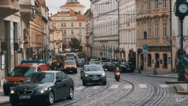 Автомобильное движение и Чешская трамвай Поездки через Старый город Чехии, Прага. Slow Motion — стоковое видео