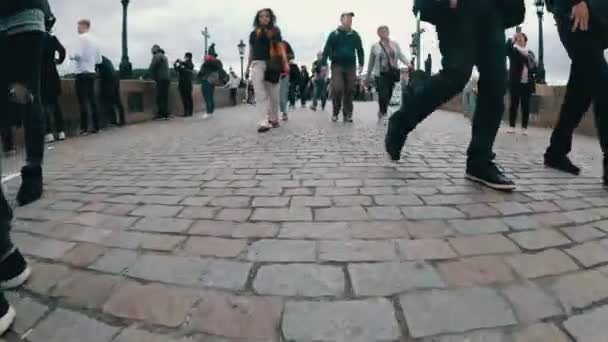 Benen van menigte toeristen lopen langs de Charles Bridge, Prague, Tsjechië — Stockvideo