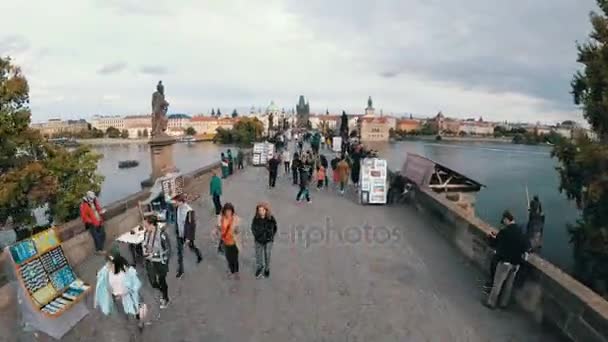 Menschenmassen auf der Karlsbrücke, Prag, Tschechische Republik. Zeitraffer — Stockvideo