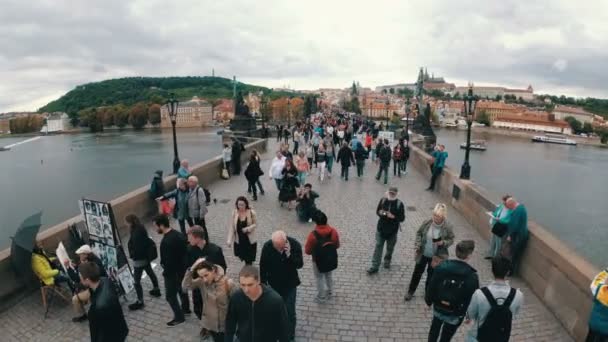 Multitud de turistas caminando por el Puente de Carlos, Praga, República Checa — Vídeos de Stock