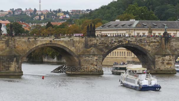 Landscape view of Prague Bridge and Water Bus Boat Floating on the River Vltava — Stock Video