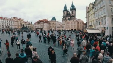 Old Town, Stare Mesto Meydanı. İnsanlar Meydanı çevresinde yürüyüş. Prague, Çek Cumhuriyeti
