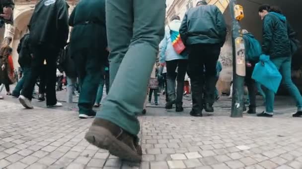 횡단 보도에 거리를 교차 하는 사람들의 군중의 다리 — 비디오