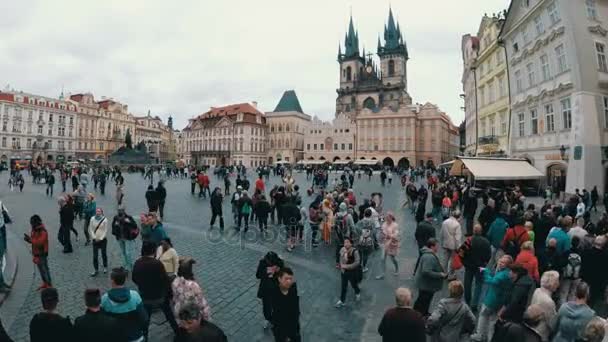 老镇, 凝视新城广场。人们围着广场走。捷克共和国布拉格 — 图库视频影像