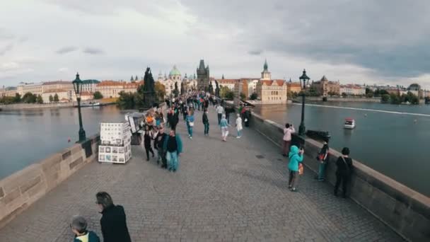찰스 다리, 프라하, 체코를 따라 걷는 사람들의 군중 — 비디오