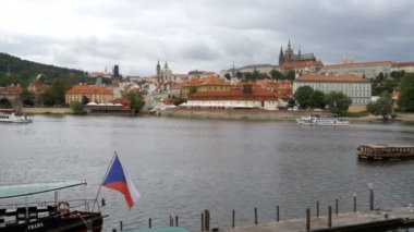 Prag Köprüsü ve su otobüs tekne yüzen Panoramik Vltava Nehri üzerinde