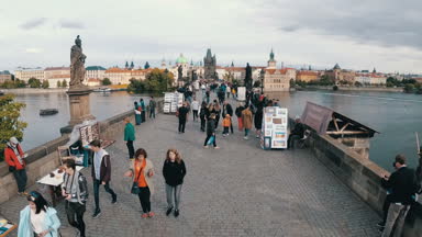 Charles Bridge, Prague, Çek Cumhuriyeti yürüyen insan kalabalığı. Zaman atlamalı