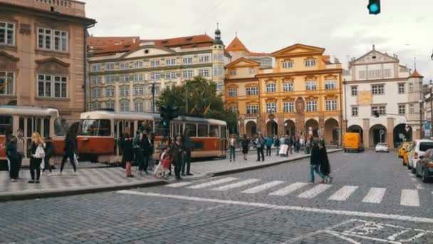 Czeski tramwaj jeździ na starym mieście w Republice Czeskiej, Praga — Wideo stockowe