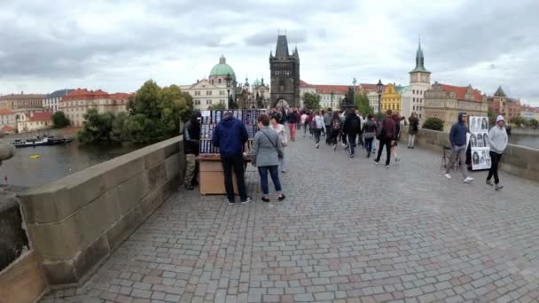 Туристы, идущие вдоль Карлова моста, Прага, Чехия — стоковое видео