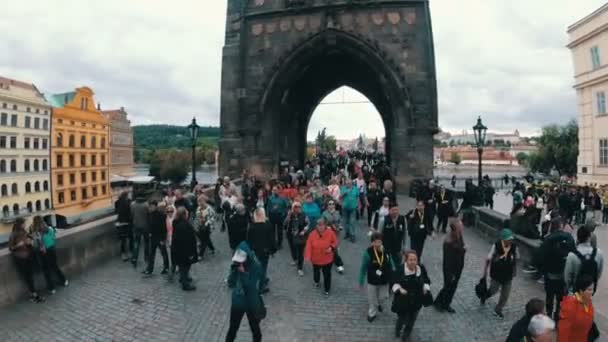 Menigte van mensen lopen langs de Charles Bridge, Prague, Tsjechië — Stockvideo