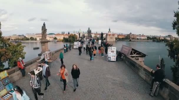 Толпа туристов, идущих вдоль Карлова моста, Прага, Чехия — стоковое видео