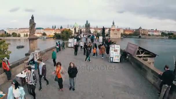 Multidão de pessoas caminhando ao longo da Ponte Charles, Praga, República Checa. Tempo de Caducidade — Vídeo de Stock