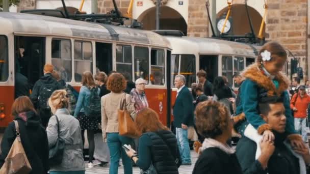 Tłum ludzi, wyłania się z czeskim tramwaj w Old City w Republice Czeskiej, Praga. Zwolnionym tempie — Wideo stockowe