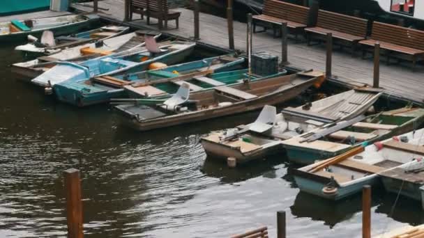 República Checa, Praga. Viejos botes pequeños estacionados en el muelle — Vídeos de Stock