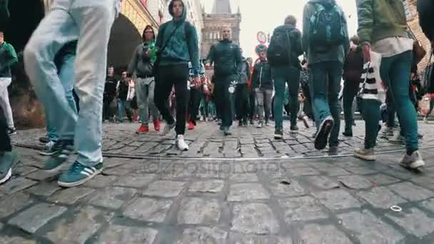 Στα πόδια του το πλήθος των ανθρώπων που διασχίζουν το δρόμο σε μια διάβαση πεζών — Αρχείο Βίντεο