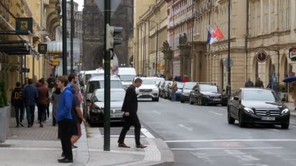 Republika Czeska, Praga. Ludzie chodzą po ulicach starego miasta — Wideo stockowe