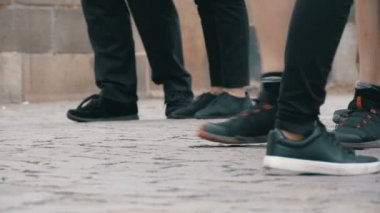 Yavaş hareket sokakta yürüyen kalabalık insan ayakları