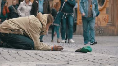 Dilenci sokakta Prag, Çek Cumhuriyeti için sadaka için yalvarıyor. Ağır çekim