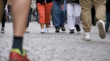 Yavaş hareket sokakta yürüyen kalabalık insan bacaklar