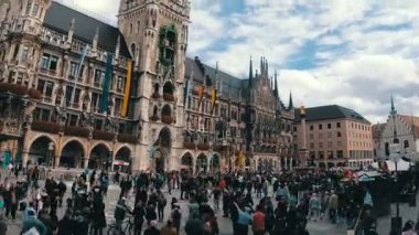 Marienplatz, Almanya. Arka plan mavi gökyüzü ve bulutlar üzerinde new Town Hall görünümünü. Zaman atlamalı