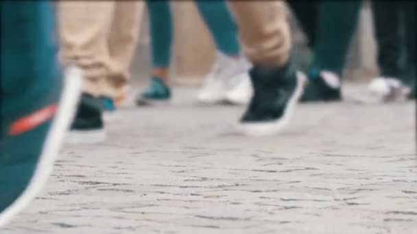 Nogi z tłumu ludzi chodzących na ulicy — Wideo stockowe