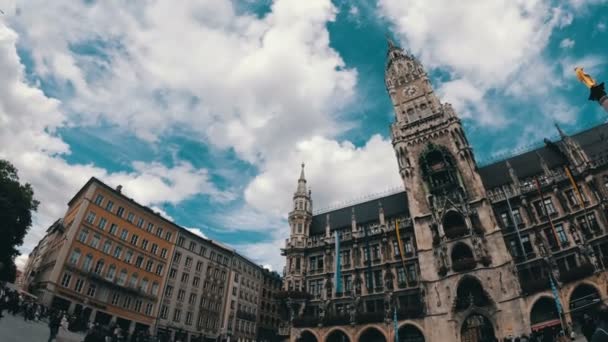 Marienplatz, Duitsland. Uitzicht op het gemeentehuis op een achtergrond van wolken en blauwe hemel — Stockvideo