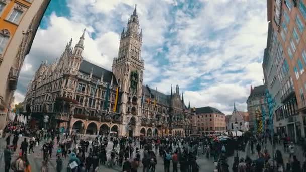 Marienplatz, Duitsland. Weergave van de nieuwe stad Hall op een achtergrond van wolken en blauwe hemel. Time-lapse — Stockvideo