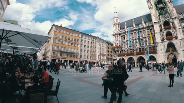 Turistler Marienplatz Street, Münih Belediye Binası önünde görüntüleyin. Münih, Almanya — Stok video