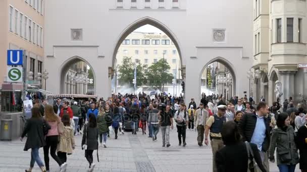 Molta gente cammina lungo la Marienplatz Street a Monaco di Baviera, Germania. Rallentatore — Video Stock