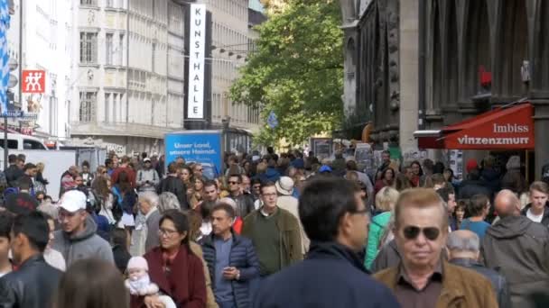 Skara människor vandrar längs gatan Marienplatz i München, Tyskland. Slow Motion — Stockvideo