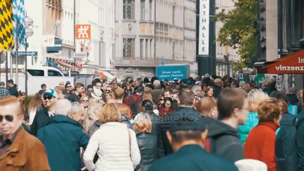 Tłum ludzi spacerujących wzdłuż ulicy Marienplatz w Monachium, Niemcy. Zwolnionym tempie — Wideo stockowe