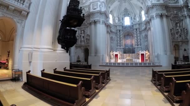 Interior de la famosa iglesia de San Miguel en Munich, Alemania — Vídeos de Stock