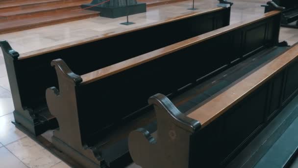 Pews de madeira em um corredor da igreja cristã — Vídeo de Stock