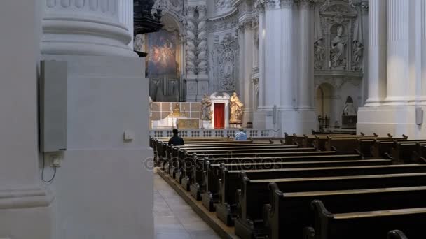 Wnętrze, słynnego kościoła St. Michaels w Monachium, Niemcy — Wideo stockowe