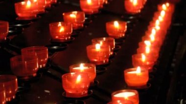 Hıristiyan Kilisesi birçok yanan mumlar