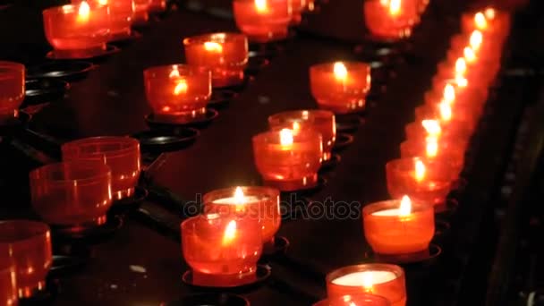 Многие горящие свечи в христианской церкви — стоковое видео