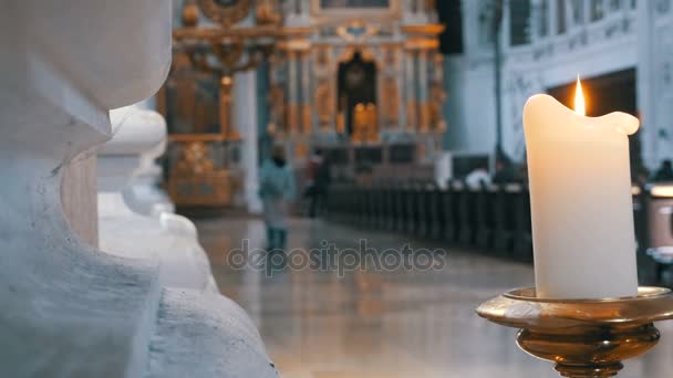 The candle burns in the church of St. Michael. Munich, Germany — Stock Video