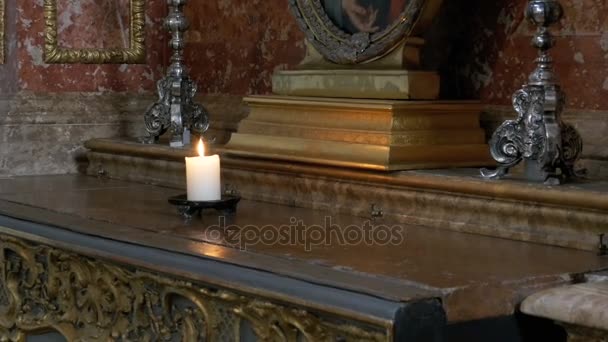 Die Kerze brennt im Dom. Innenraum einer alten Kirche — Stockvideo