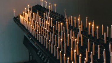 Hıristiyan Kilisesi birçok mumlar yaktı