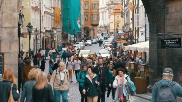 Multitud de personas caminando por las calles de Praga, República Checa — Vídeos de Stock